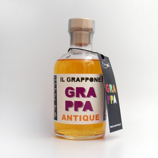 50 g. antique - Grappa invecchiata in botti di legno di rovere, acquista i particolari aromi e gusti che le derivano dall'essenza del legno.